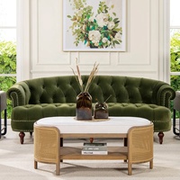 Canapé Chesterfield en velours vert olive, dossier capitonné, garniture à clous, silhouette incurvée, pieds bouffants, meubles classiques pour salon