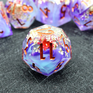 طقم نرد DND مصنوع من الراتنج الحرفي ، دخان أزرق أرجواني مذهل مع زهور للأبراج المحصنة والتنين RPG - Product Image 6