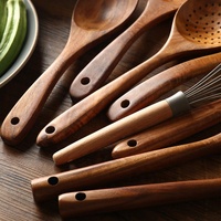 Chine teck bois outils de cuisine accessoires ensemble fouet tourneur cuillère louche ensemble ustensiles de cuisine en bois ensemble d'ustensiles de cuisine