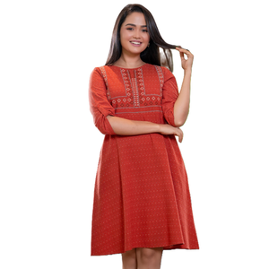 Vestido Corto de Lino de Alta Calidad con Detalle de Tiras Bordadas en Color Naranja Oscuro para Mujer - Product Image 2