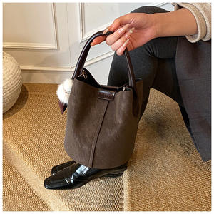 Bolso de Mano de Lujo para Mujer, Bolso Bandolera con Cadenas Decorativas y Cierre de Cremallera - Product Image 6