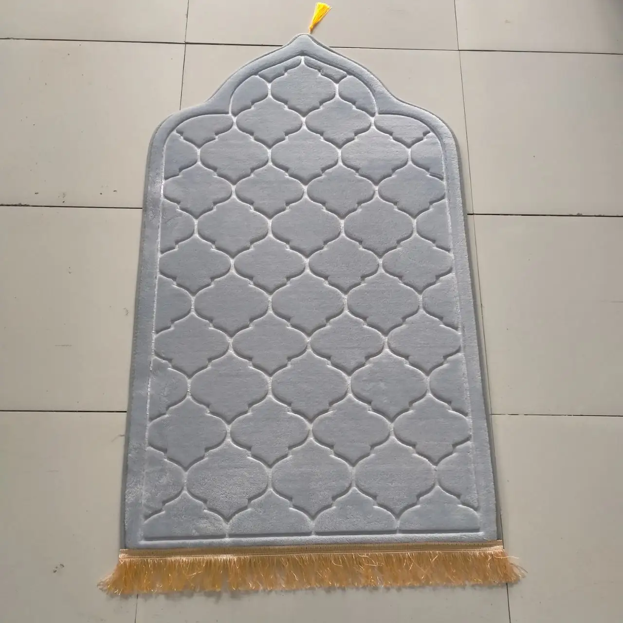 Comfort polyester muslim islamic prayer rug embossed 100% polyester flannel sajadah carpet
