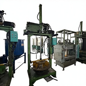 Gebruikt merkloze motorfietsbandenverpakkingsmachine met kerncomponenten zoals tandwielmotor, PLC en motorfietsbandenkrimpmachine. - Product Image 1