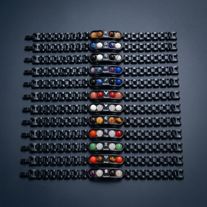 La imagen muestra una colección completa de 12 pulseras de acero inoxidable con cristales y cuentas de los signos del zodiaco, con piedras naturales. - Product Image 4
