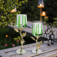 Nouveau design moderne en alliage de zinc transparent en forme de gobelet vert Bougeoir à fleurs dorées Récipient unique de décoration en verre pour la maison