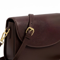 Sac à bandoulière carré texturé marron, petit sac à main à rabat pour les voyages quotidiens