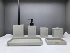 Ensemble d'accessoires de salle de bain en plastique avec poubelle, distributeur de savon, porte-savon, porte-<span class=keywords><strong>brosse</strong></span> à dents et <span class=keywords><strong>brosse</strong></span> <span class=keywords><strong>WC</strong></span> avec support - Product Image 2
