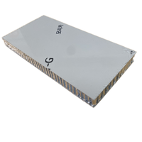Panneau alvéolé en aluminium pour cloison de salle de bain d'immeuble de bureaux 1220*2440mm avec surface décorative en bois et finition texturée