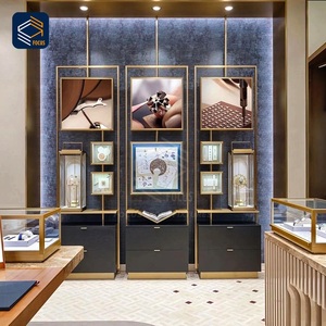 การออกแบบตกแต่งภายในร้านขายนาฬิกาและเครื่องประดับสุดหรู <span class=keywords><strong>ตู้</strong></span>โชว์กระจกโค้ง กรอบโลหะสีทอง พร้อมเคาน์เตอร์กลางรูปทรงเกาะ - Product Image 4