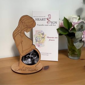 Figurine en bois de femme enceinte gravée « Amour à l'instant », décoration pour la maison, cadeau de naissance - Product Image 3