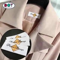 Vente en gros d'étiquettes tissées damassées personnalisées de haute qualité avec logo de marque pour t-shirt