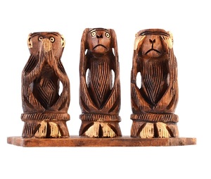 Sculpture artisanale en bois des Trois Singes Sages, décoration traditionnelle sculptée pour la maison, ornement de table d'intérieur, pièce d'art pour le salon - Product Image 1