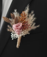 Tradition boutonnière avec fleurs préservées ou fleur éternelle pour costume de marié