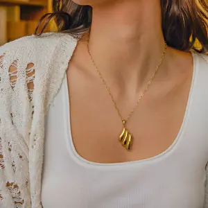 Único creativo 18K chapado en oro de acero inoxidable joyería clip enlace cadena geométrica rayas textura ala colgante collar
