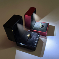 Boîte à bijoux de luxe sérigraphiée logo laqué noir avec lumières paquet de bijoux led boîtes à bagues personnalisées boîte à bijoux