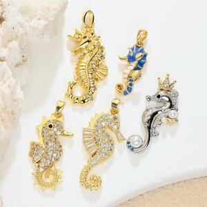Breloques Hippocampe Rayé Bleu Émail HD488, Pendentif Hippocampe Bicolore avec Perle, Breloques Couronne Océanique Incrustées de Zirconium pour Femme, Vente en Gros - Product Image 1