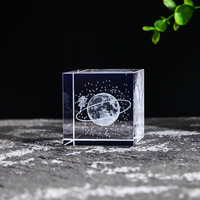 Meilleure vente cristal 3d Led 40mm-80mm boule de gravure cristaux sculptés Cube avec base de lampe veilleuse en bois pour Fengshui