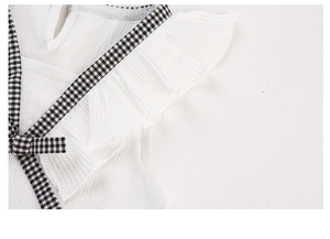 เสื้อผ้าเด็กใหม่ ขายส่งเสื้อผ้าอินเดีย แฟชั่นเสื้อผ้าฝ้ายเด็กผู้หญิง เสื้อแขนกุดสีขาวผูกโบว์ กางเกงขาสั้นลายสก็อต ชุดเซ็ต - Product Image 5