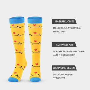 Calcetines de Compresión Casuales con Diseño de Corazones Amarillos, de Nailon, para Correr, Entrenamientos, Juveniles - Product Image 1