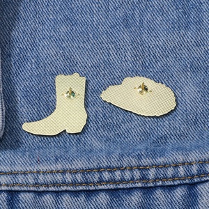 Broche en forme de bottes de dessin animé créatives 2026, accessoires vestimentaires haut de gamme, badge pour enfants haut de gamme, badge en émail rose pour chapeau - Product Image 4