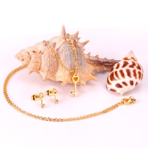 Ensemble de bijoux fantaisie en or 18 carats, type clé, avec boucles d'oreilles et collier en zircon cubique - Product Image 4