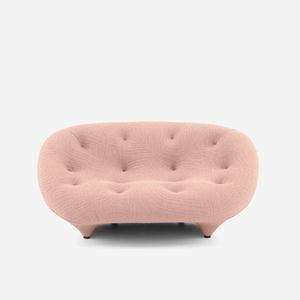 Sofá de Dos Plazas de Lujo con Respaldo Alto y Forma Orgánica Icónica, Estilo Media Luna, para Villa Contemporánea - Product Image 1