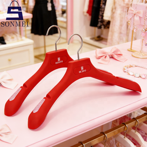 Cintres de mariée en plastique <span class=keywords><strong>rouge</strong></span> robustes et populaires avec crochet pivotant pour <span class=keywords><strong>robe</strong></span> de mariée et vêtements - Product Image 1