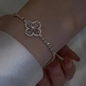 2024 Pulseira Feminina Micro-incrustaciones de circón hueco flor pulseras cristal cuatro hojas de la suerte pulsera para mujer