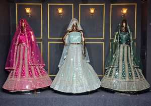 Elegante Lehenga Choli de red con adornos de espejo y shisha, detalles de piedra Jarkan y detalles de lazo Dori. Prenda de alta calidad para fiestas. - Product Image 2