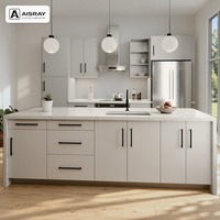 Meuble de cuisine minimaliste en PVC avec îlot, portes en panneaux gris tourterelle, boîtes en MDF, poignées bar et dimensions d'unités personnalisées