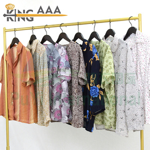 Abbigliamento Usato per Anziani in Balle all'Ingrosso, Magliette e Camicie in Cotone Morbido di Seconda Mano per Uomini e Donne, Stile Classico, Vestiti Usati dagli USA - Product Image 3