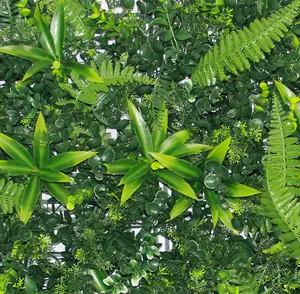 แผงสีเขียวสวนแนวตั้งพร้อมพืชผนังเทียม Boxwood Hedge พร้อมกระจกที่ผ่านการรับรอง UV และพื้นหลังแบบใบ PE