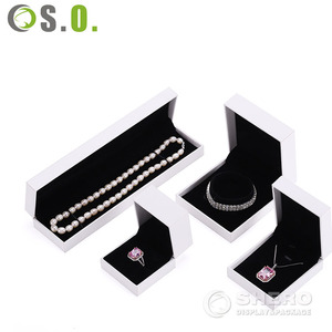 Boîte à collier en papier imitation cuir, matériaux personnalisés, boîtes en plastique, insert en velours de luxe, boîte à bijoux en plastique - Product Image 2