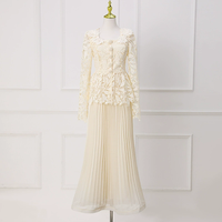 Ensemble deux pièces sur mesure grande taille : haut cardigan en mousseline plissée à processus hydrosoluble et robe à bretelles brodée de dentelle