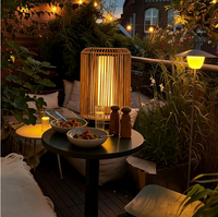 Lampe de bureau en rotin à énergie solaire offrant une ambiance chaleureuse et relaxante ; design confortable et moderne, lumière décorative de jardin