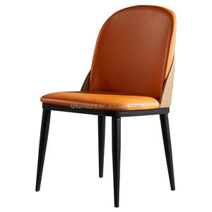 Chaise de salle à manger moderne de luxe très vendue, confortable, avec dossier arrondi et détails tressés, revêtement en similicuir, mobilier de maison - Product Image 1