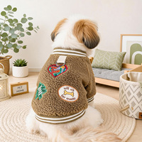 Veste polaire pour animaux de compagnie avec patchs brodés et anneau en D, manteau chaud pour chien automne-hiver, pull rétro, vêtements pour chiens et chats