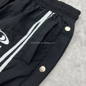 Mode estivale Pantalon baggy noir Pantalon de survêtement personnalisé à boutons latéraux Fabricant de pantalon de survêtement surdimensionné en nylon brodé pour hommes - Product Image 4