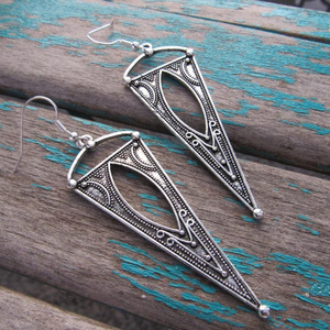 Orecchini Vintage Triangolari Traforati Incisi per Donne, Gioielli per Orecchie Geometrici Color Argento Anticato - Product Image 4
