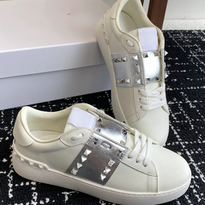 Zapatillas bajas de cuero blanco para mujer con correa plateada con tachuelas y cordones, estilo casual para la calle - Product Image 1