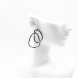 Boucles d'oreilles pour hommes et femmes en acier inoxydable 316, double boucle, géométriques irrégulières, texturées, minimalistes, modernes, bijoux gothiques - Product Image 4