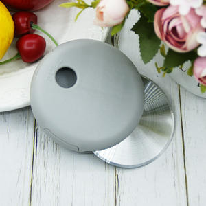 Cortador de <span class=keywords><strong>Pizza</strong></span> creativo Circular de acero inoxidable, cuchillo de rueda de <span class=keywords><strong>Pizza</strong></span>, cuchillo para panqueques, herramientas de cocina para hornear - Product Image 1