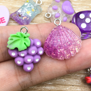 Colgante de resina con forma de uva, forma irregular, realista, accesorios de joyería DIY para el Día de San Valentín - Product Image 2