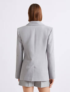 Blazer elegante gris a rayas para mujer con tachuelas plateadas, cierre de un solo botón y bolsillos con solapa, ideal para la oficina. - Product Image 2
