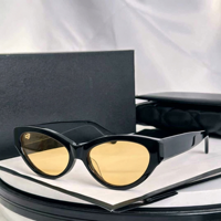 Lunettes de soleil unisexes à monture carrée intégrale avec verres dégradés rose-rouge et protection UV400 pour les activités de plein air et les voyages