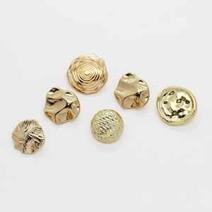 Vente en gros de boutons dorés personnalisés pour vêtements de créateurs <span class=keywords><strong>bouton</strong></span> à motif de plis irréguliers OEM accessoires vestimentaires style tige - Product Image 3