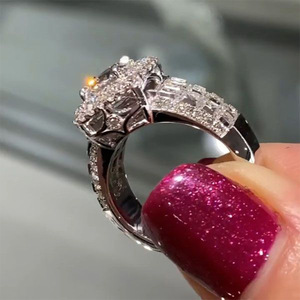 Anello in Argento con Cristalli Pavé per Donne, Elegante Accessorio Moda per Uso Quotidiano e Feste - Product Image 4