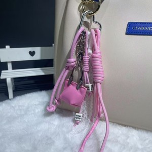 Porte-clés DIY fait main en cuir artificiel et alliage de zinc, breloque de sac portable, design irrégulier Printemps 2025 - Product Image 4