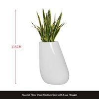 Grand vase sur pied en fibre de verre, design moderne et épuré, forme oblique, pour bureaux de vente immobilière et maisons-témoin