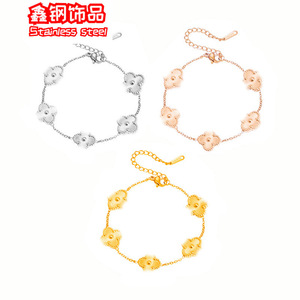Il Produttore Fornisce Braccialetti in Acciaio al Titanio Non Sbiadenti con Quadrifoglio Inciso al Laser per Donne, dal Design Alla Moda e Leggermente Lussuoso - Product Image 4